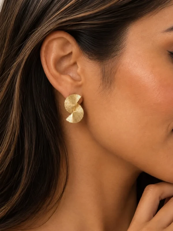 ✨️ Brinco Leque Texturizado Banhado a Ouro 18K