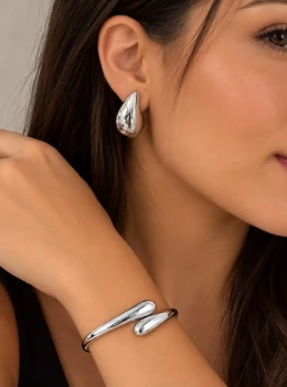 ✨️ Conjunto Bracelete e Brincos com Design Gota Banhado a Prata 925