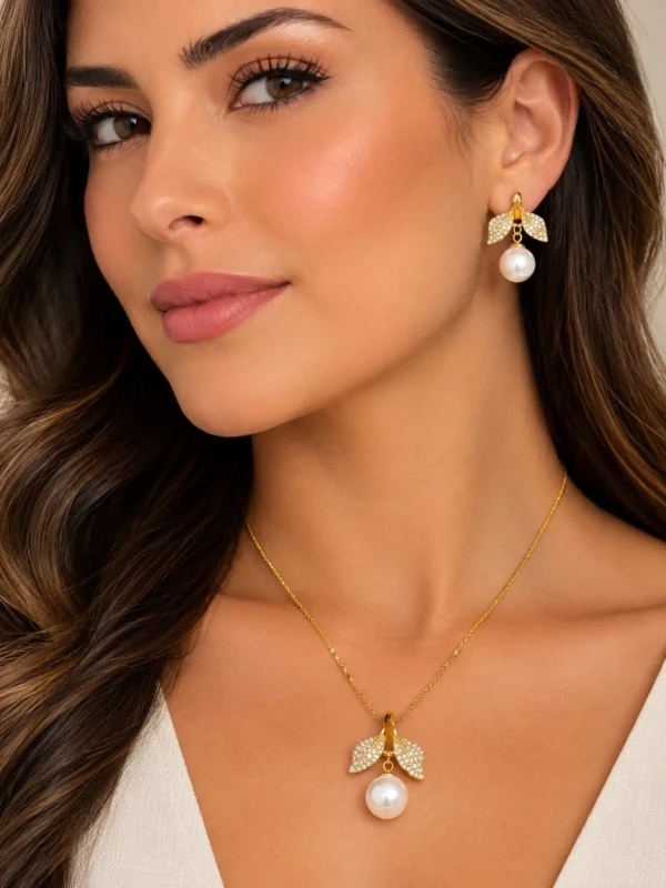 ✨️ Conjunto Colar e Brincos Cravejado em Zircônias e Pérola Banhado a Ouro 18K