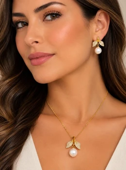 ✨️ Conjunto Colar e Brincos Cravejado em Zircônias e Pérola Banhado a Ouro 18K
