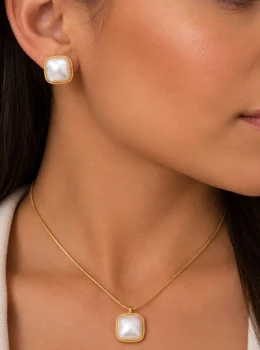 ✨️ Conjunto Colar e Brincos Quadrado Com Pérola em Relevo em Aço Inoxidável Dourado