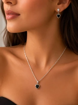 ✨️ Conjunto Colar e Brincos Pingente Corações Pretos e Pedras de Zircônia Banhado a Prata 925