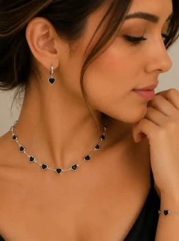 ✨️ Conjunto Colar, Pulseira e Brinco Argola Click Corações Pretos Banhado a Prata 925