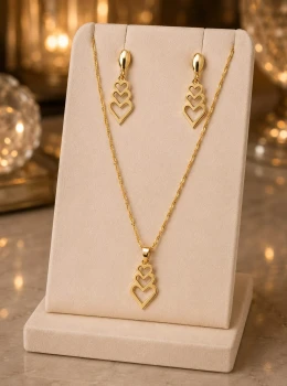 ✨️ Conjunto Colar e Brinco Três  Corações Vazados Banhado a Ouro 18K