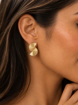 ✨️ Brinco Leque Texturizado Banhado a Ouro 18K