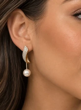 ✨️ Brinco Longos Cravejados em Zircônias e Pérolas Pendentes Banhado a Ouro 18K