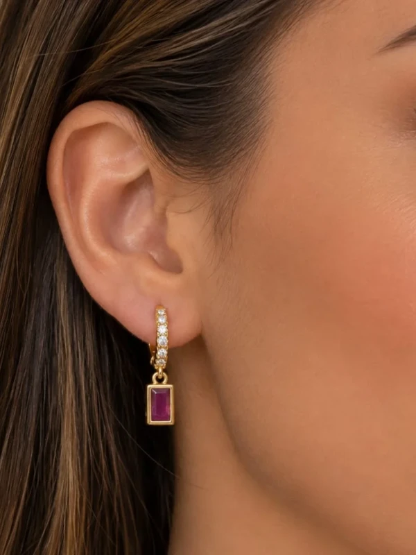 ✨️ Brinco Argola Cravejado em Strass e Pingente em Zircônia Retangular Banhado a Ouro 18k