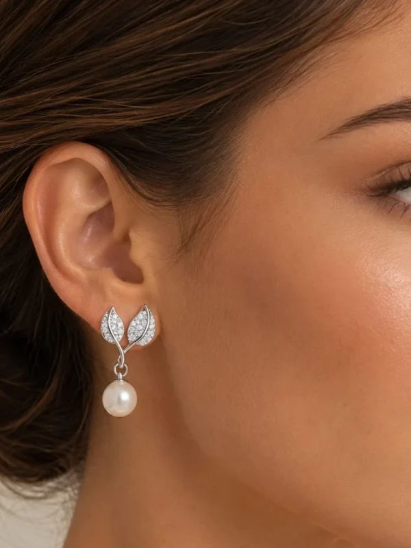 ✨️ Brinco Pérola Folhas  Cravejado em Strass Banhado a Ouro 18K ou Prata 925