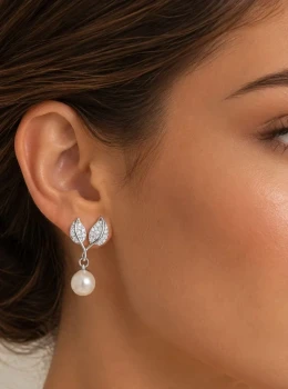 ✨️ Brinco Pérola Folhas  Cravejado em Strass Banhado a Ouro 18K ou Prata 925