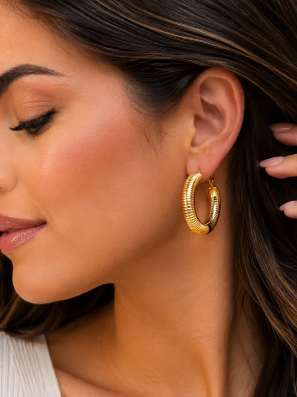 ✨️ Brinco Argola Redonda Trabalhada Xad Banhada a Ouro 18K