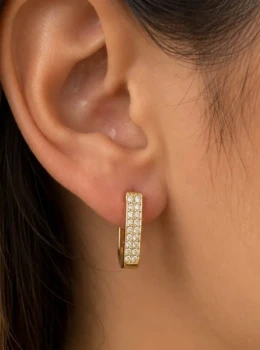 ✨ Brinco Argola Retangular Cravejada Banhada a Ouro 18K