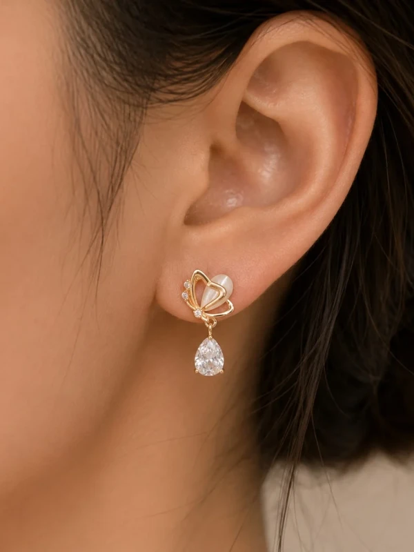✨️ Brinco Delicado Laço Vazado com Gota de Zircônia Banhado a Ouro 18K