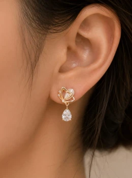 ✨️ Brinco Delicado Laço Vazado com Gota de Zircônia Banhado a Ouro 18K