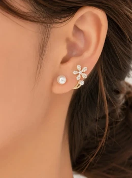 ✨️ Brinco Pérola e Flor Cravejado em Strass Banhado a Ouro 18K