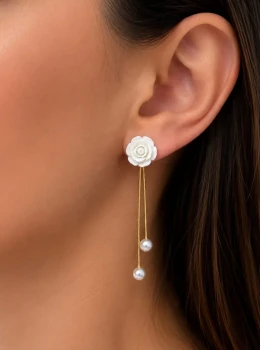 ✨️ Brinco Flor Camélia Branca em Cordão de Pérolas