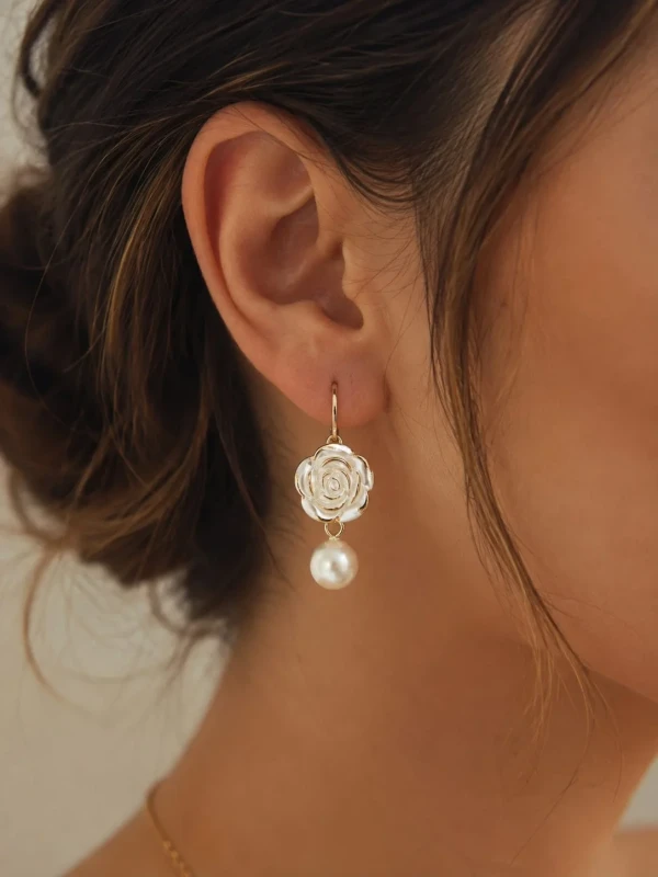 ✨️ Brinco Flor Camélia e Pérola Banhado a Ouro 18K