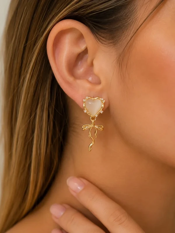 ✨️ Brinco Coração Madrepérola Laço Cravejado Banhado a Ouro18K