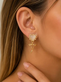 ✨️ Brinco Coração Madrepérola Laço Cravejado Banhado a Ouro18K