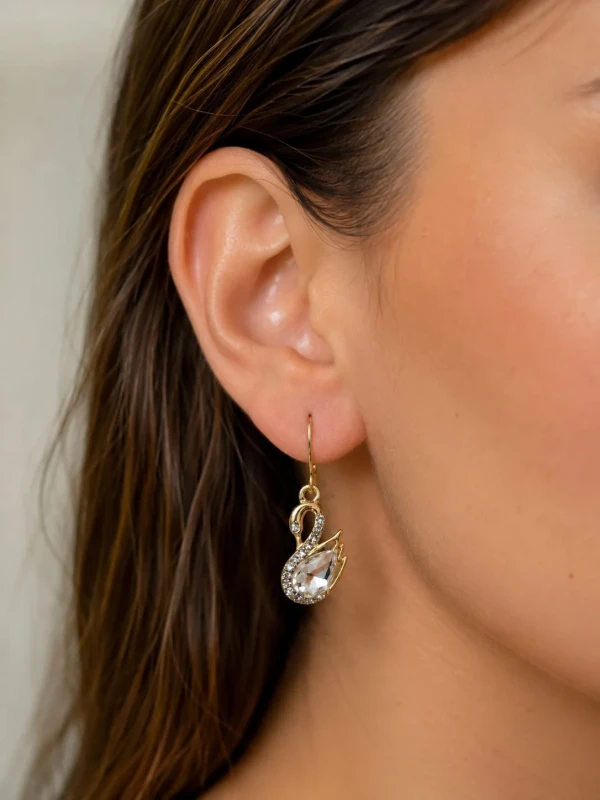 ✨️ Brinco Cisne  Pedra Zircônia Cravejado em Strass Banhado a Ouro 18K