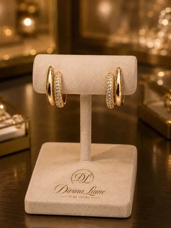 ✨️ Brinco Meia Argola Dupla Cravejada em Zircônias Banhado a Ouro 18K
