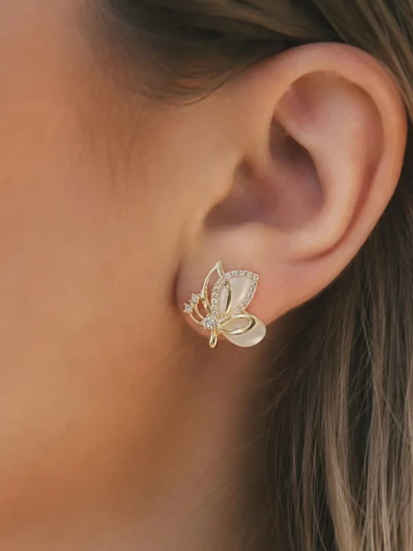 ✨️ Brinco Borboleta Cravejado em Zircônias e Madrepérola Banhado a Ouro 18K