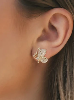 ✨️ Brinco Borboleta Cravejado em Zircônias e Madrepérola Banhado a Ouro 18K