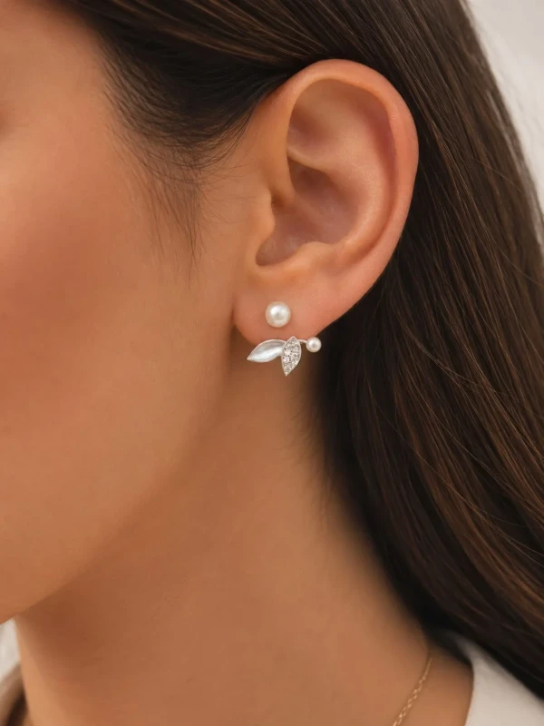 ✨️ Brinco Pérola e Folhas Cravejado em Strass Banhado a Prata 925