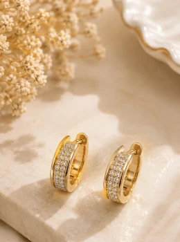 ✨ Brinco Argolinha Riviera com Zircônias Banhada a Ouro 18K