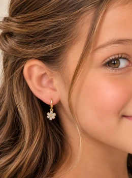 ✨️ Brinco Argola Click Flor em Zircônias Banhada a Ouro 18K