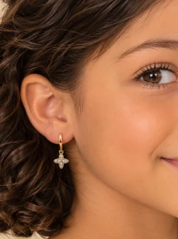 ✨️ Brinco Argola Click Trevo Cravejado Micro Zircônias Banhado a Ouro 18K