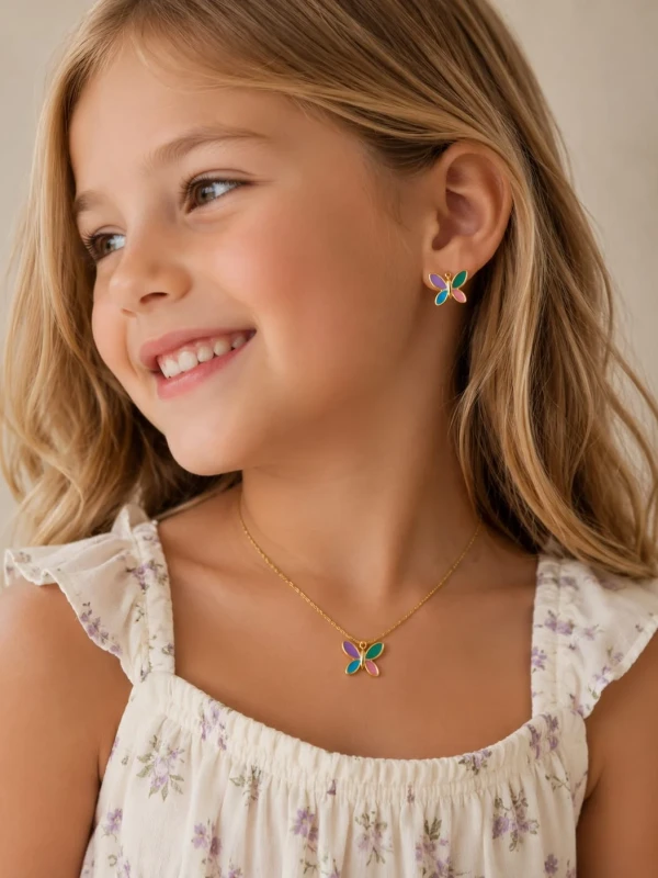 ✨️ Conjunto Colar e Brincos Infantil Borboletas Coloridas Banhado a Ouro 18K