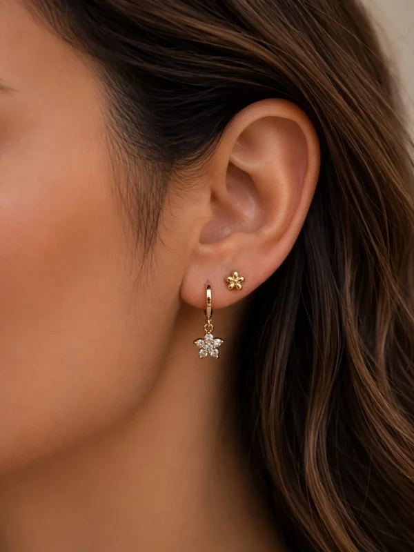 ✨ Brincos Dois Flor Zircônias Dois Furos Banhado a Ouro 18K