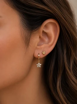 ✨ Brincos Dois Flor Zircônias Dois Furos Banhado a Ouro 18K