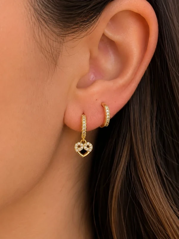 ✨ Brinco Dois Furos Argolas Click Dois Furos Pingente Coração Cravejados em Zircônias Ouro 18K