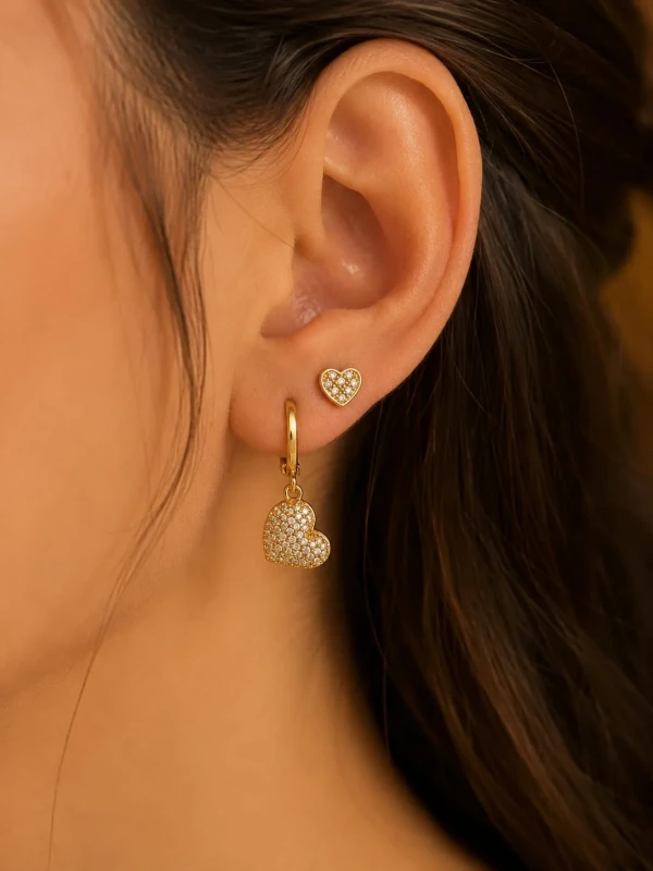 ✨️ Brinco Dois Furos Argola Click Pingente Coração Cravejado em Zircônias Banhado a Ouro 18K