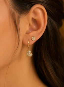 ✨️ Brinco Dois Furos Argola Click Pingente Coração Cravejado em Zircônias Banhado a Ouro 18K