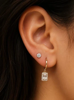 ✨ Brincos Dois Furos Argola Click Pingente Quadrado Cravejado em Zircônias e Ponto Luz Banhado a Ouro 18K