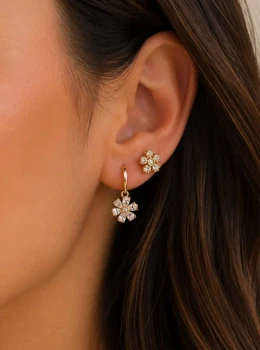 ✨️ Brincos Dois Furos Argola Click Pingente Flor em Zircônias Banhado a Ouro 18K