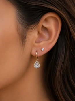 ✨ Brincos Dois Furos Argola Click Pingente Gota Cravejado em Zircônias e Ponto Luz Banhado a Ouro 18K