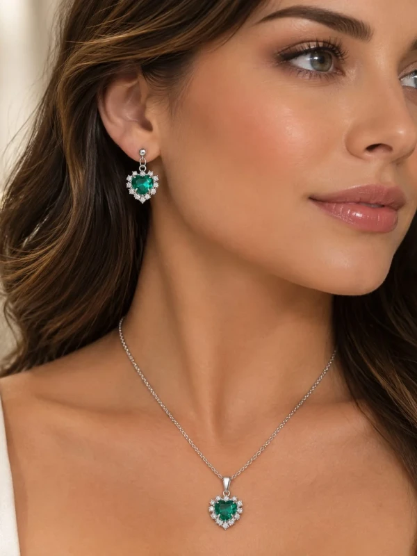 ✨️ Conjunto Colar e Brincos Coração Verde Cravejado em Zircônias Aço Inox Hipoalergênico