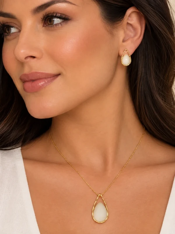 ✨️ Conjunto Colar e Brincos Pingente Formato Gota Madrepérola Banhado a Ouro 18K