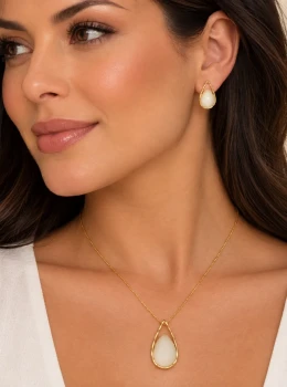 ✨️ Conjunto Colar e Brincos Pingente Formato Gota Madrepérola Banhado a Ouro 18K