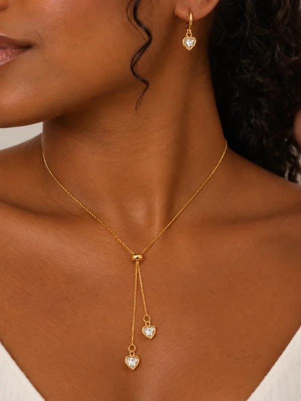 ✨️ Conjunto Colar e Brincos Gravatinha Coração Cristal Banhado a Ouro 18K