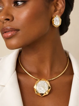 ✨️ Conjunto Colar e Brincos Formato Geométrico e Madrepérola Banhado a Ouro 18K ou Prata 925