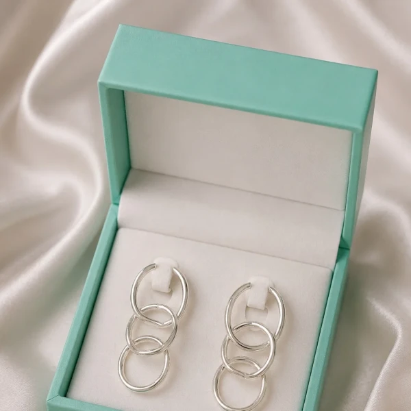 Trio oval