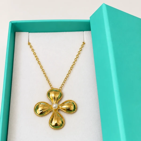 Colar flor com pérola