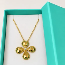 Colar flor com pérola