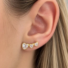 Brinco ear cuff 3 corações semijoia
