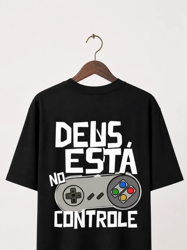 Camiseta Deus Está No Controle Confortável