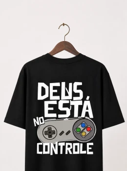Camiseta Deus Está No Controle Confortável